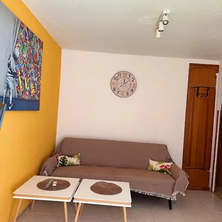 Διαμέρισμα A Bright For 2 With Private Parking On The