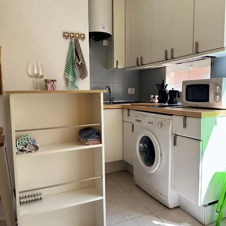 Διαμέρισμα A Bright For 2 With Private Parking On The